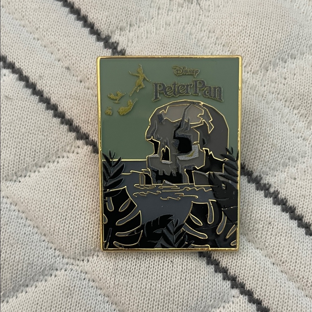 Loungefly Disney Peter Pan Skull Pin - Green and Black